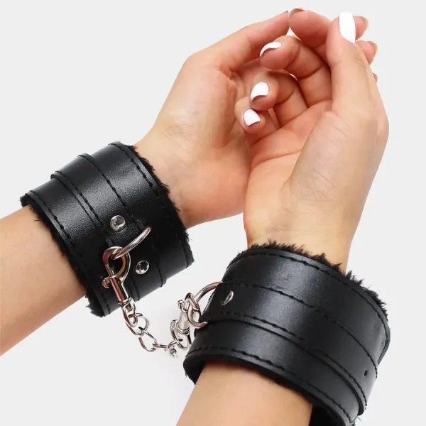 Наручники с мехом (черные)