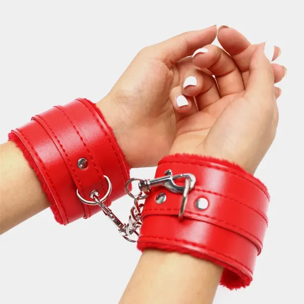 Наручники с мехом (красные)